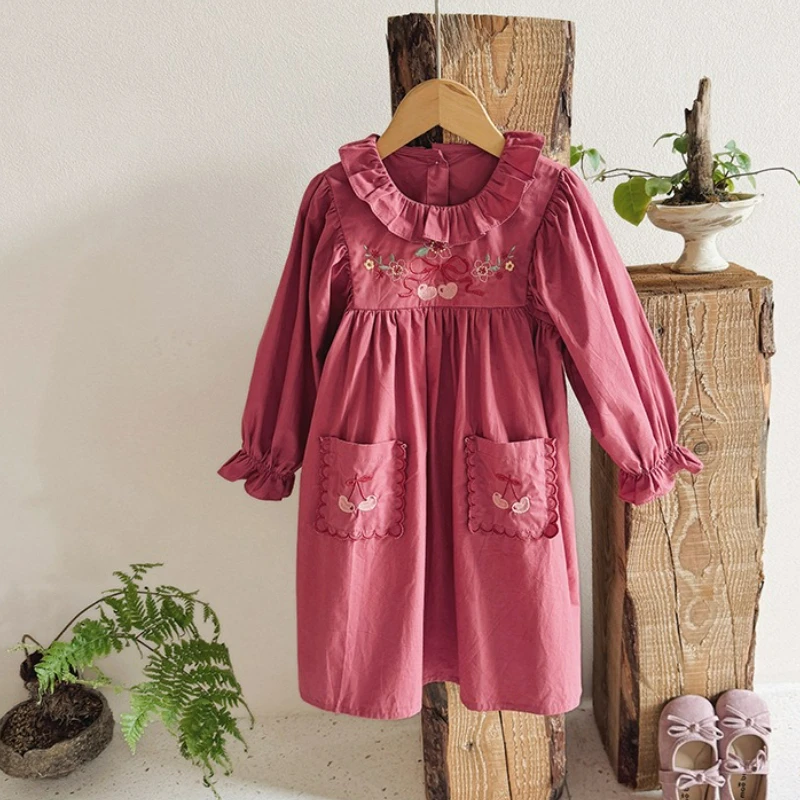 Vestido infantil de estilo rural británico de otoño con bolsillo vestido de algodón bordado de cereza con volantes dulces franceses para niñas