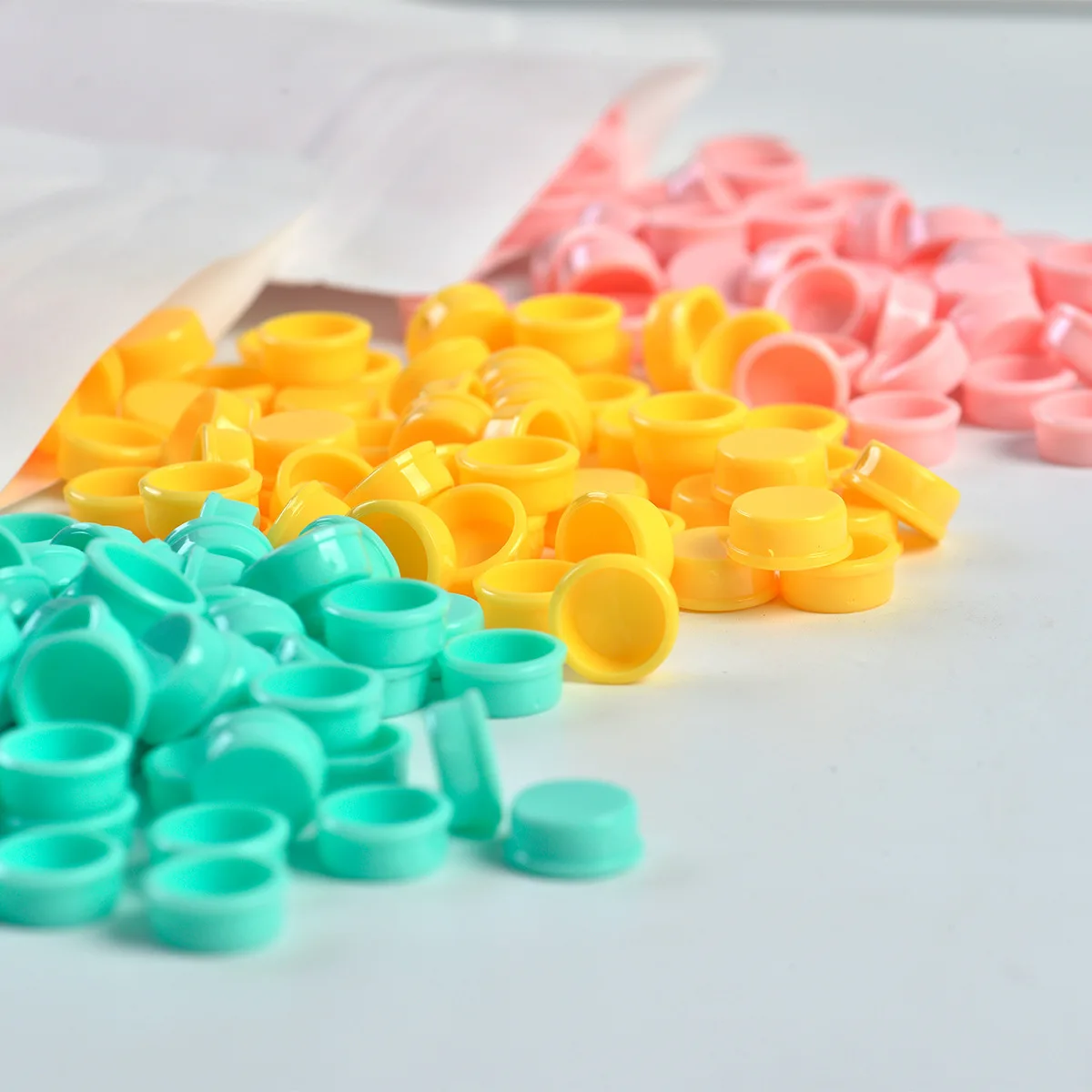 100PCS Lash Extension Glue Drip Cups, Meticulously Crafted Eyelash Tool Tabletop Adhesive Drip Cups, Delay Cups