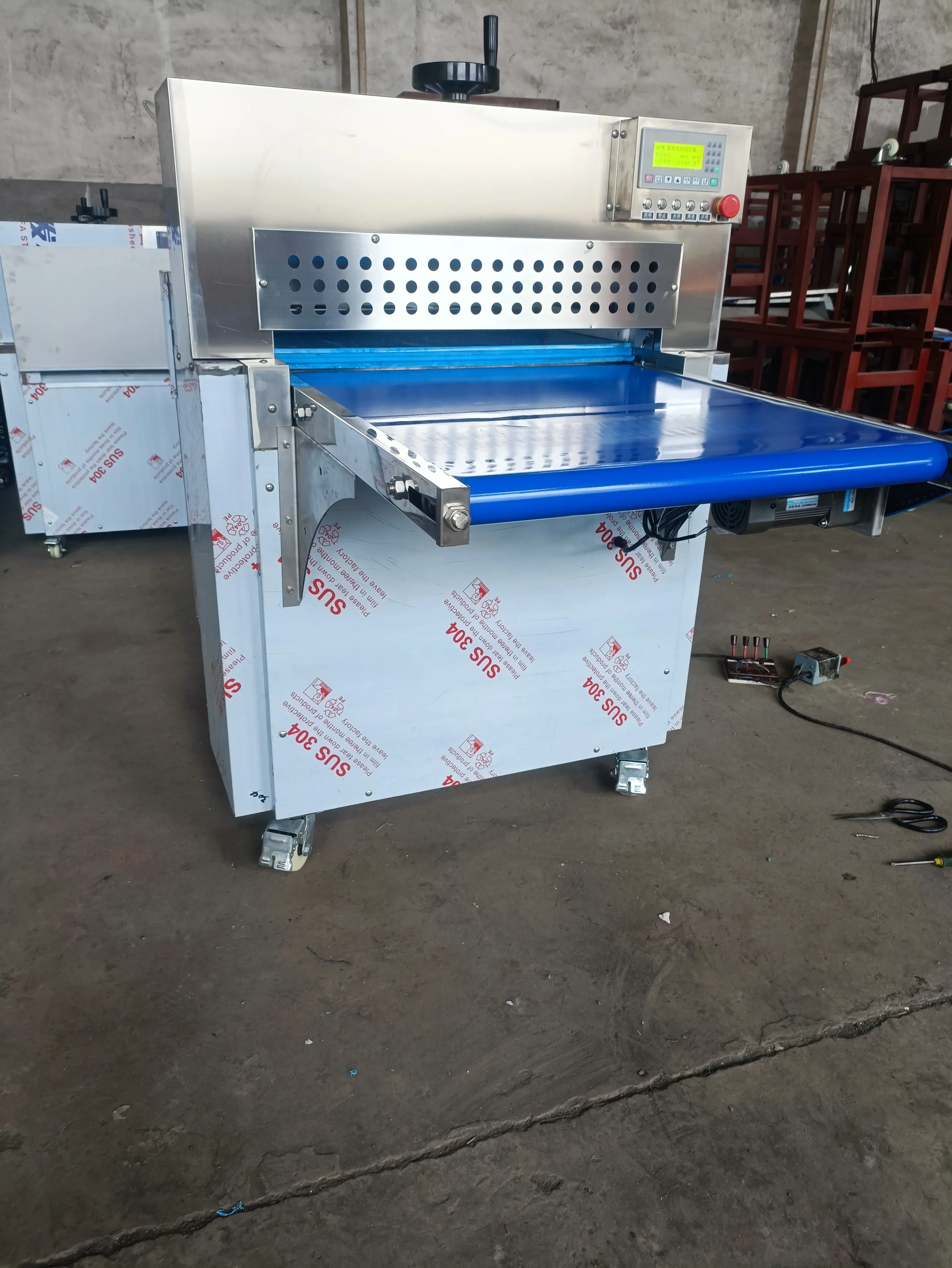 

Automatic mutton roll machine