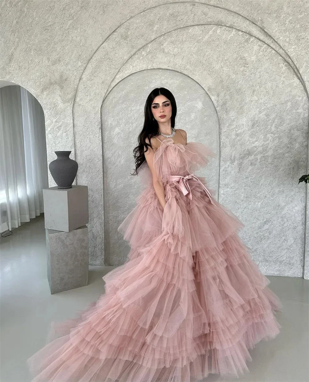 Maßgeschneidertes elegantes rosa Prinzessin-Abschlussballkleid mit Spaghettiträgern und Tüll 2024 mit ärmellosem, bodenlangem, mehrschichtigem Design