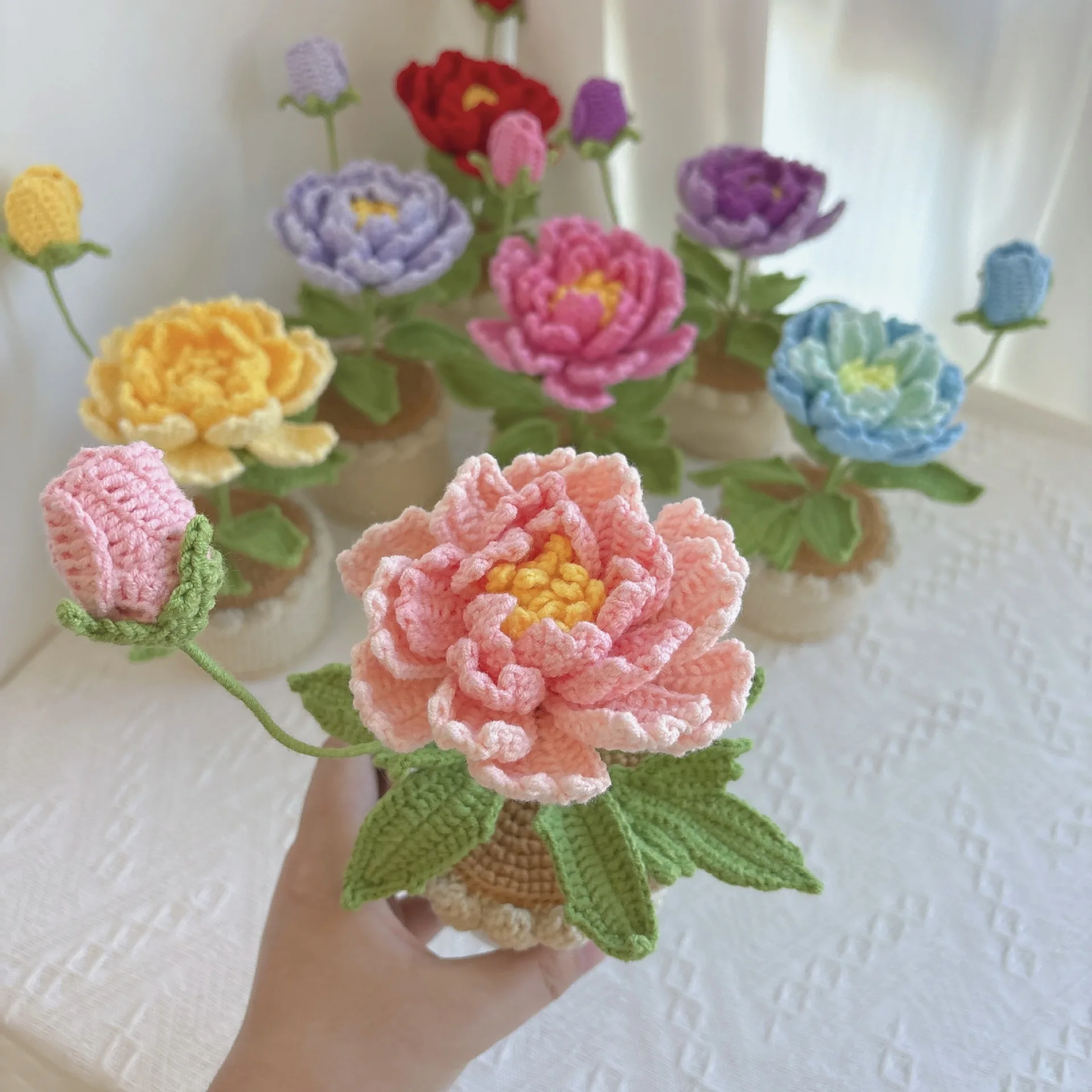 Kreativer gestrickter Pfingstrosen-Blumentopf, handgewebte Pfingstrosen-Häkelblume im Topf, Dekoration für Schreibtisch und Bücherregal, Geschenk – Detail 3