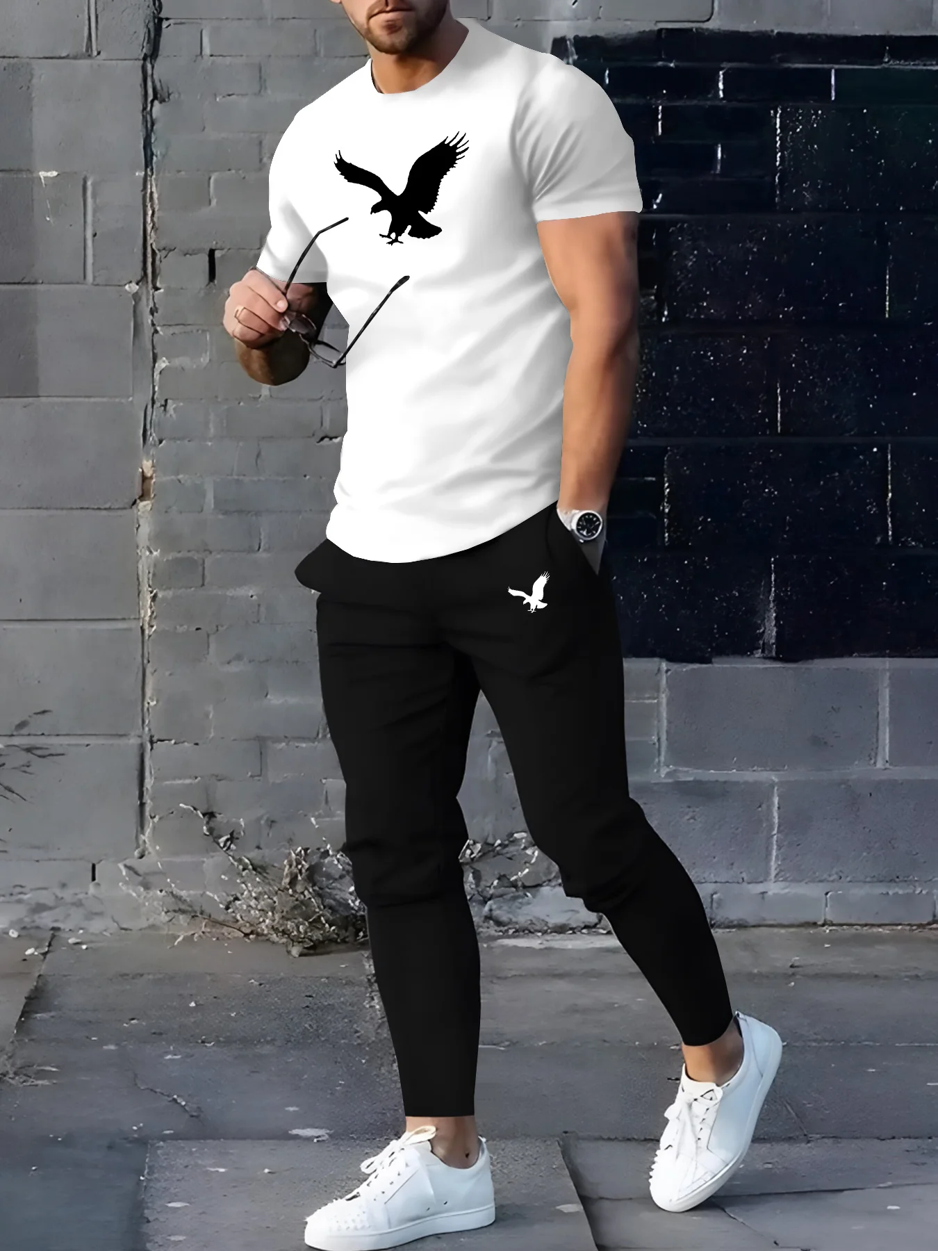 

Новинка 2026: Мужской модный повседневный спортивный комплект из чистого хлопка с цветовыми акцентами, состоящий из рубашки с коротким рукавом и облегающих длинных брюк.