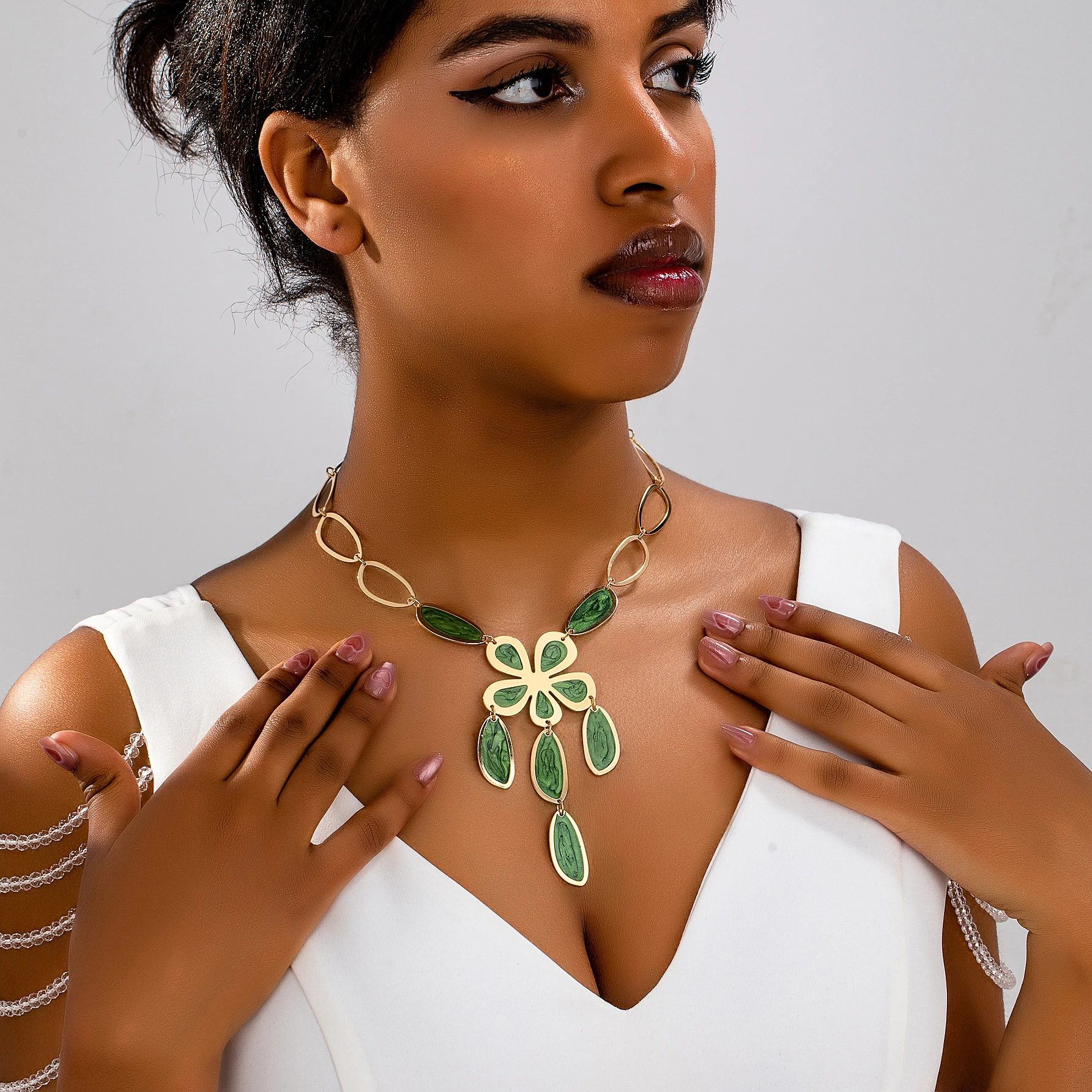 

European and American punk style metal hollow enamel glaze petal necklace, beach travel vacation dating PR jewelry