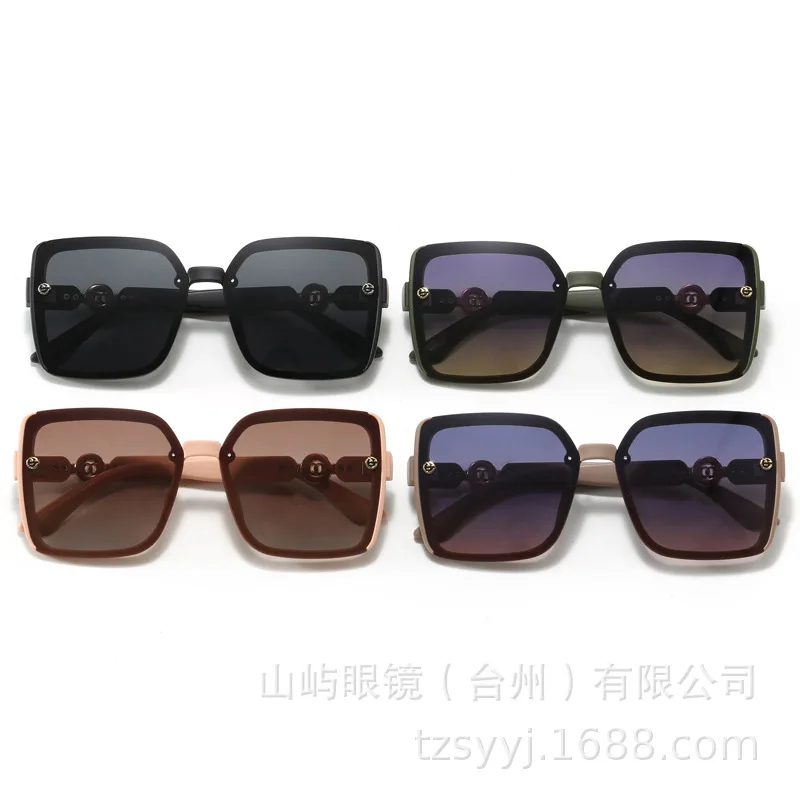 نظارات شمسية مستقطبة على الموضة جديدة لعام 2025 للنساء بإطار مربع كبير للتخسيس وحماية من الأشعة فوق البنفسجية عصرية رائجة البيع ومتعددة الاستخدامات ​