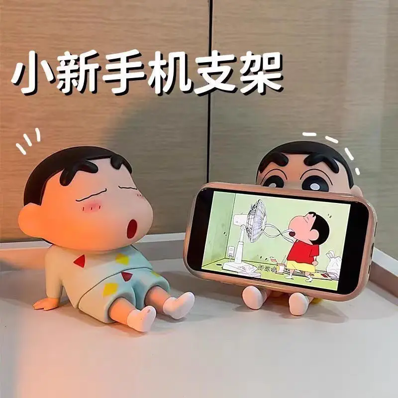 Soporte para teléfono Crayon Shin-Chan, adornos de escritorio de Anime Kawaii, soporte para teléfono con dibujos animados para ver Tv, decoraciones bonitas para muñecas, juguete para regalo