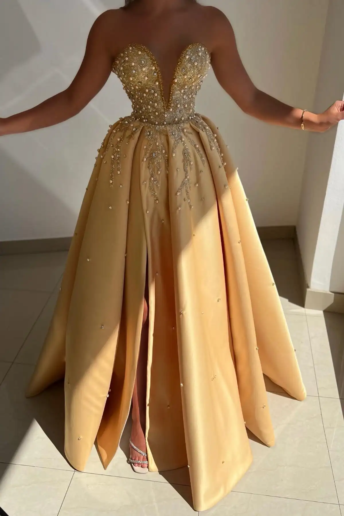 2024 Champagne Sleeveless V-Neck A-Line Prom Dress with Appliques Pearls and Split فساتين حفلة موسيقية