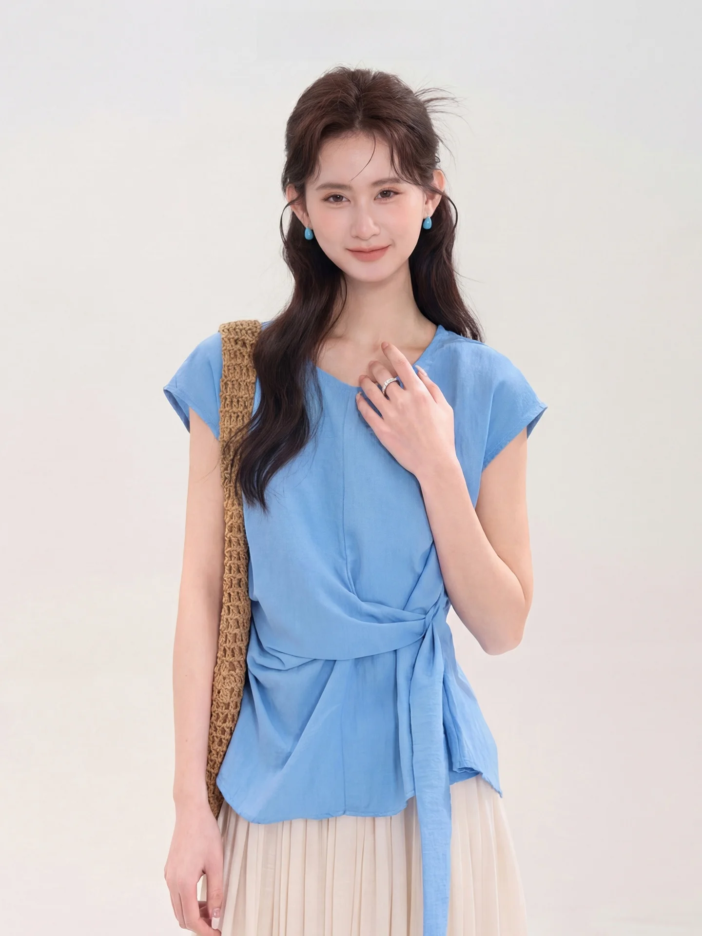 

Женская летняя блузка в корейском стиле с драпированным поясом, цветочным принтом, маленькими рукавами-крылышками, свободного кроя, в нежном стиле