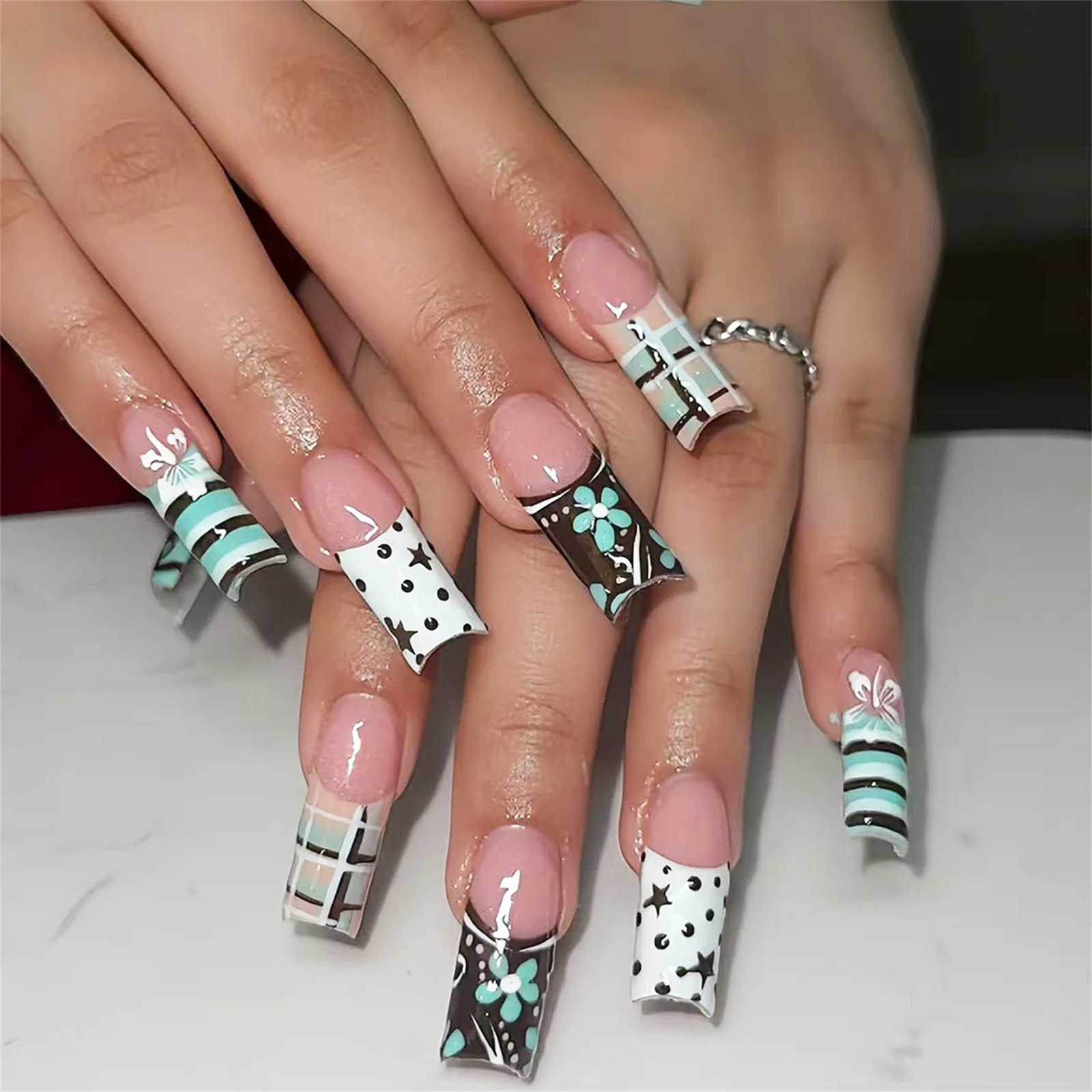 Nail Art Press On - 24 ชิ้น เล็บปลอมแฟชั่นฤดูใบไม้ร่วงและฤดูหนาว ลายดาวห้าแฉกและดอกไม้ ลายจุดและลายตารางสไตล์ฝรั่งเศส
