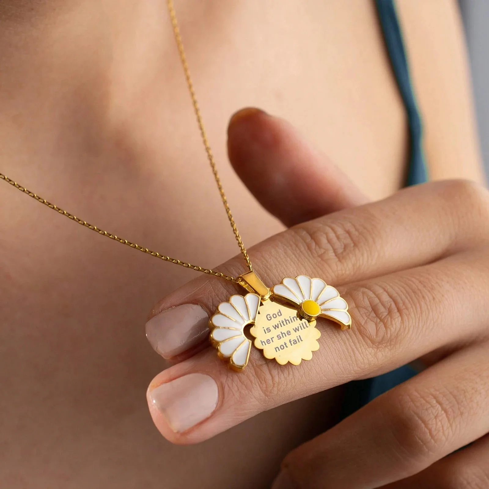 Personalized Engrave Name Daisy Necklace for Woman Couple Customizable Name Date Sunflower Pendant Unique Birthday Jewelry Gift