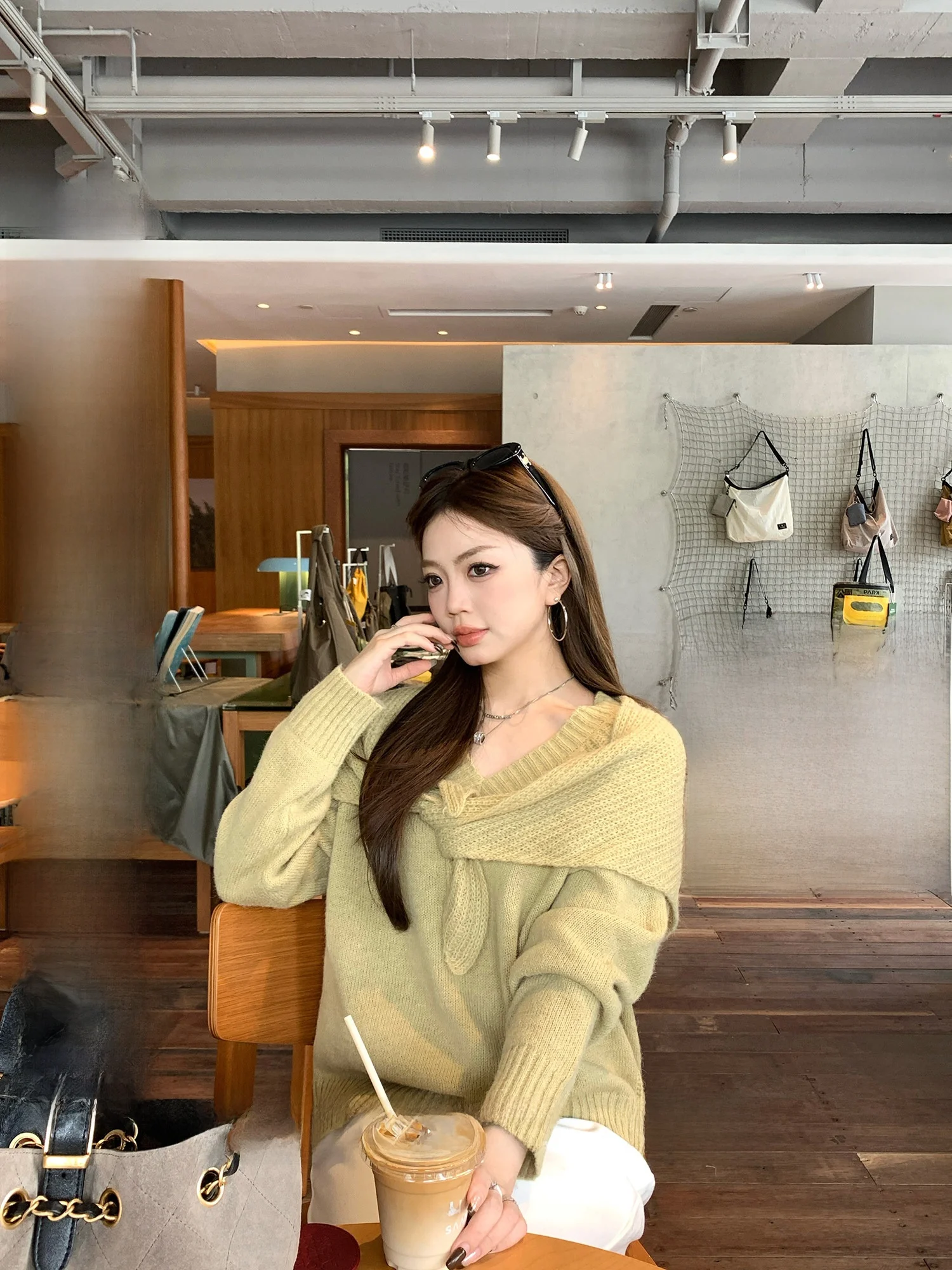 

Теплый вязаный комплект-двойка для женщин: свободный свитер с V-образным вырезом и удобные брюки из смесового полиэстера с длинными рукавами. Зимний наряд.