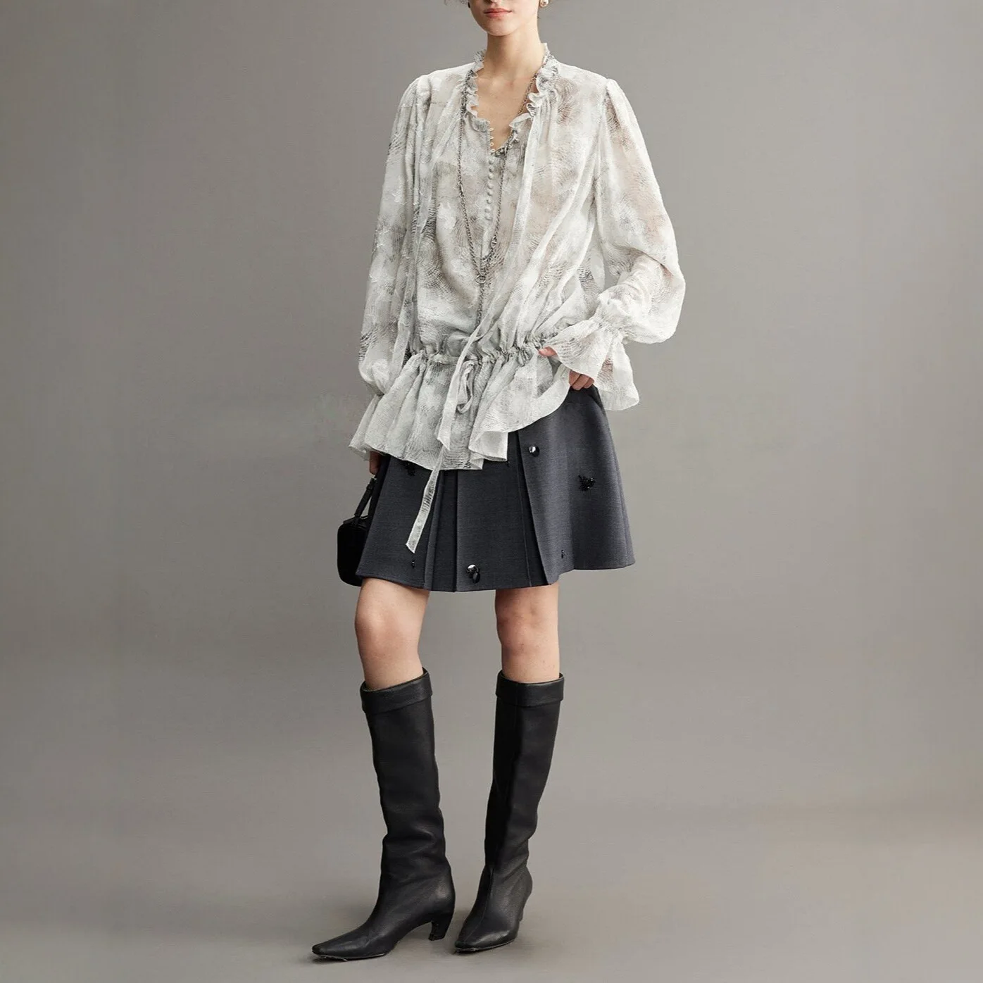 

Элегантная офисная блузка с цветочным принтом, расклешенным подолом, V-образным вырезом, поясом на завязках и регулируемой талией, весна-лето 2026