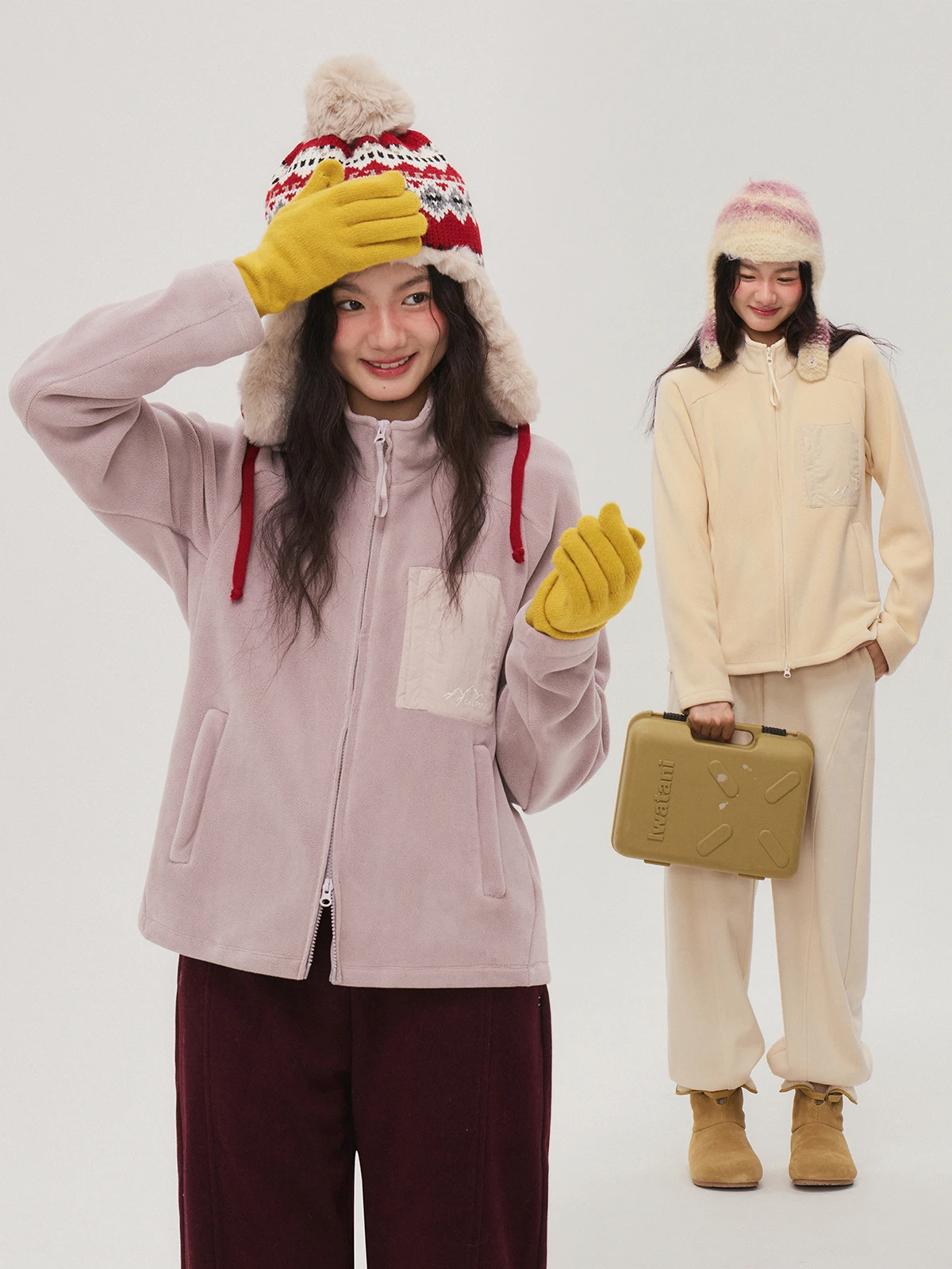 

Утепленная куртка из облачного вельвета с двусторонней подкладкой, вставками на плечах и рукавах, воротником-стойкой, приталенного кроя, ветрозащитная, теплая