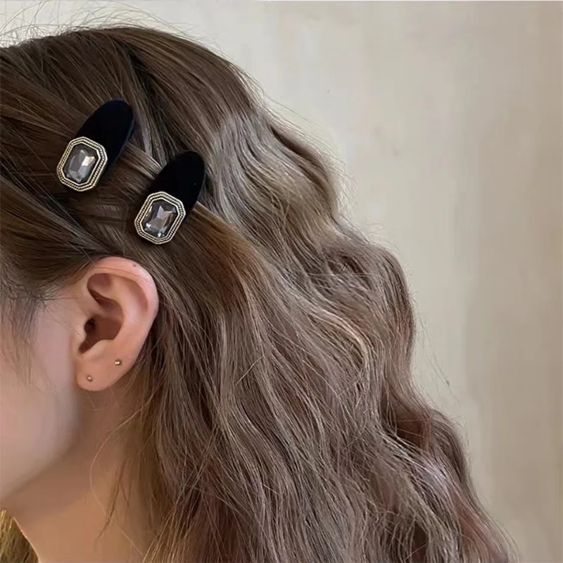

Women Retro Black Velvet Hair Pin with Square Sparkling Rhinestones Elegant Side Clip Exquisite Headwear for Daily Outfit Travel