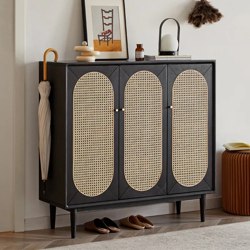 

Шкаф для обуви из ротанга. Бытовая дверь из массива дерева. Полка для обуви. Высокий шкаф для хранения. Черный входной шкаф из ротанга в стиле ретро.