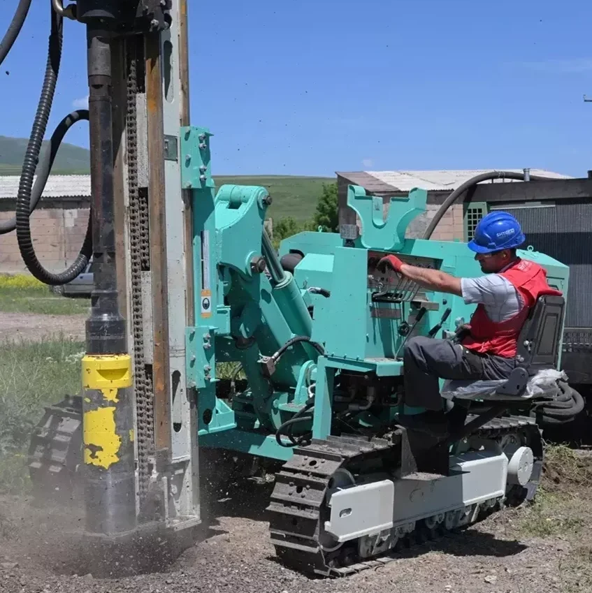 الصين سعر المصنع النباتات الشمسية الكهروضوئية الزاحف المطرقة الهيدروليكية الاهتزاز آخر كومة سائق