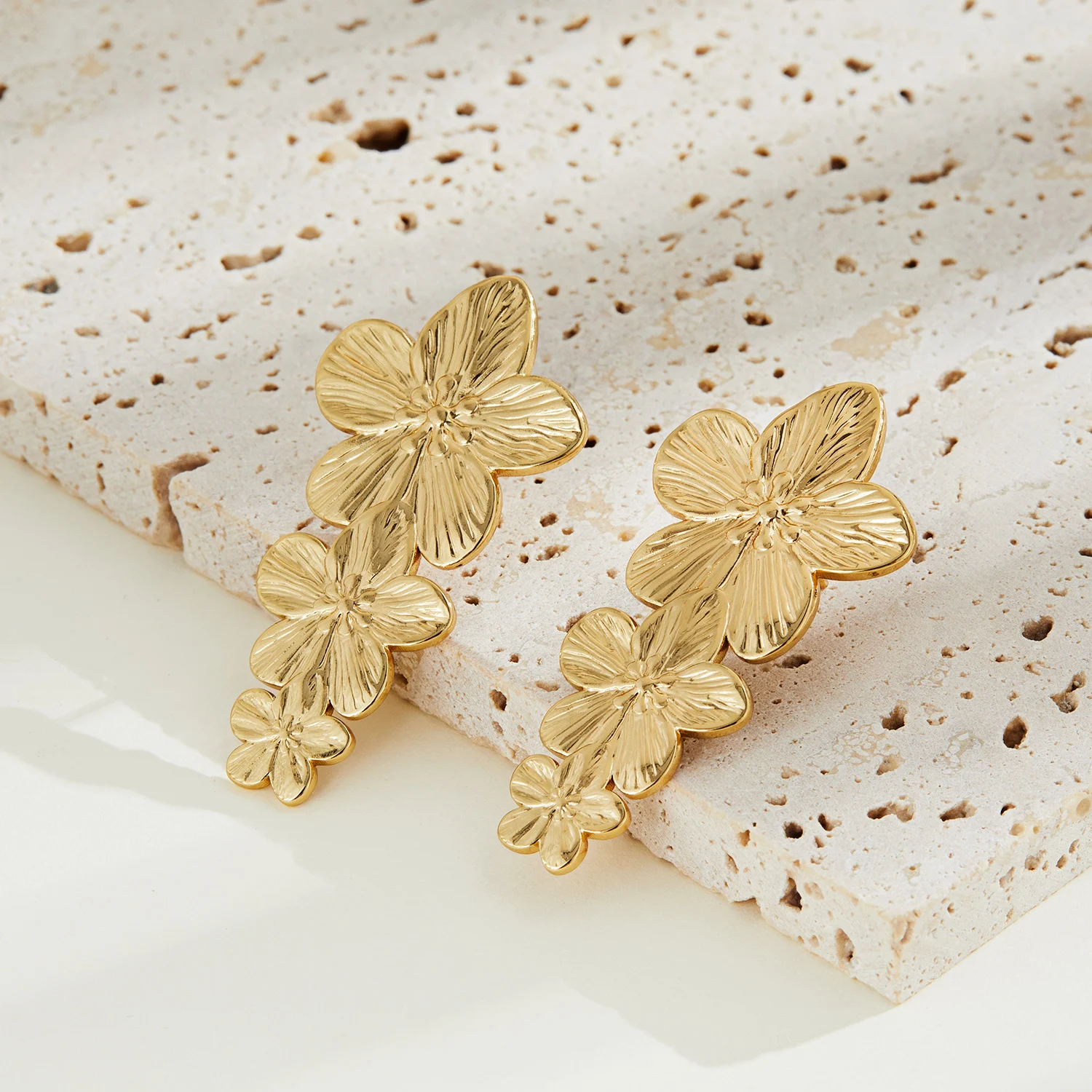 Modisches Vintage-Blumen-Armreif für Damen Trendiger Goldfarben-Metall-Armreif mit breiter Blumenöffnung Eleganter Party-Schmuck – Detail 15