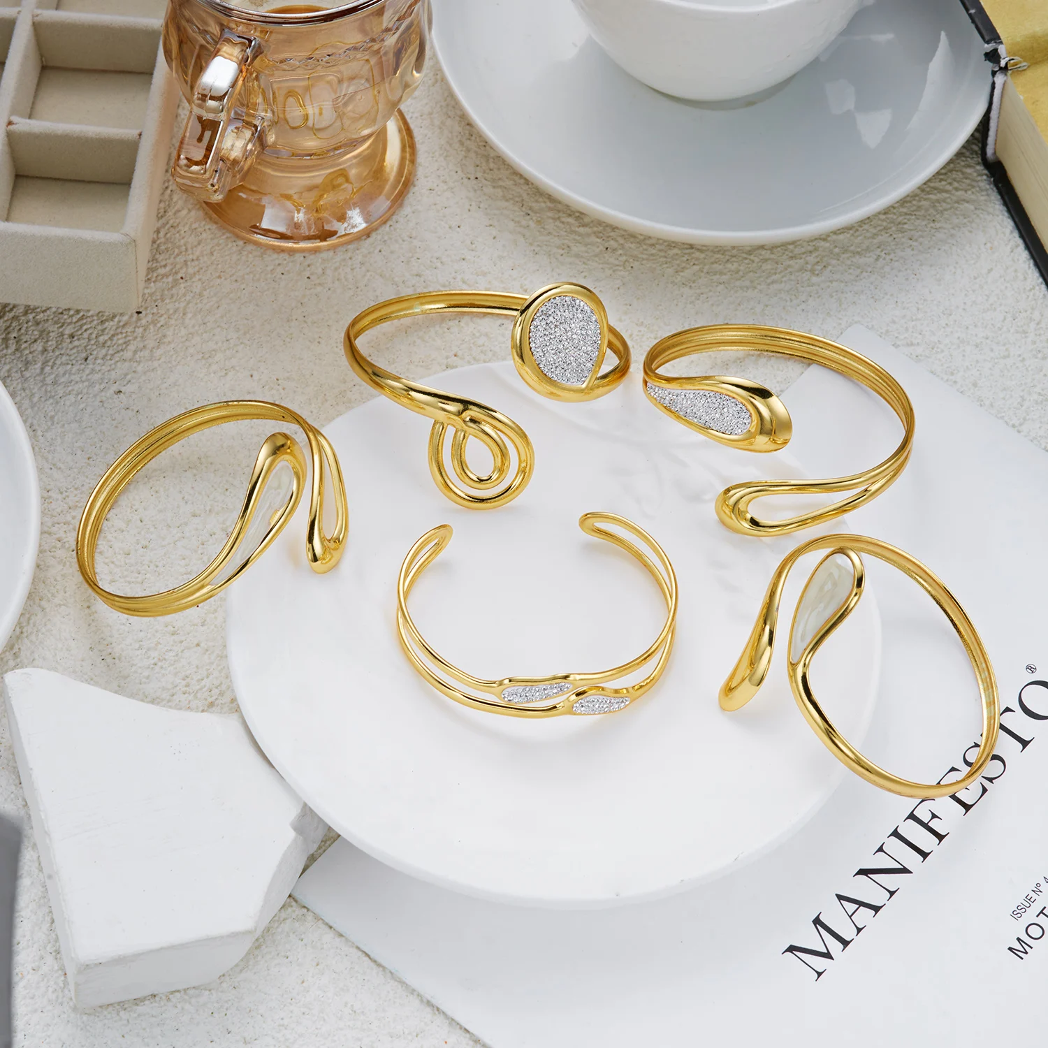 Elegantes CZ Geometrisches Edelstahl-Armreif für Damen, Zierliches Emaille-Hohlarmband, Unregelmäßiger Offener Armreif, Party- und Alltagsschmuck, Geschenk – Detail 11