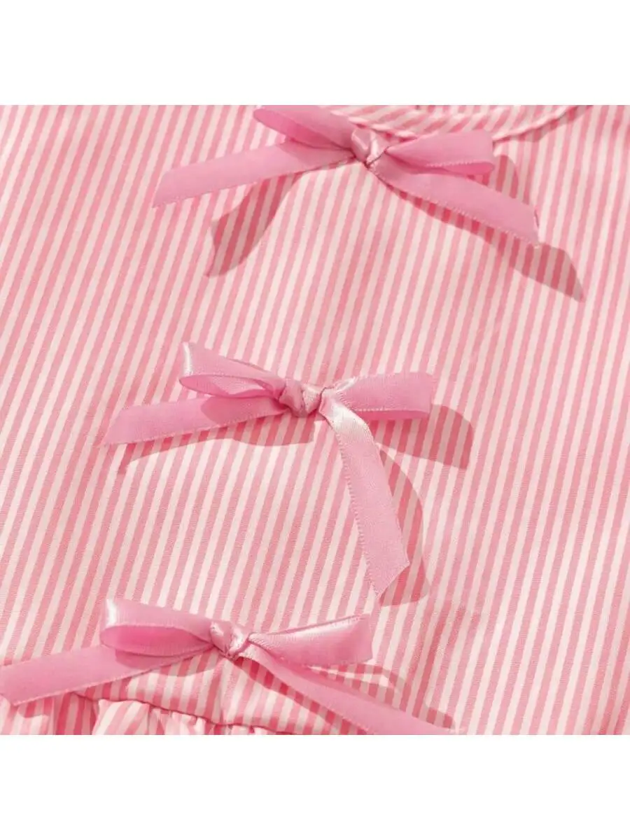Modisches zweiteiliges Set für Mädchen: rosa-weiß gestreifter Rundhalspullover mit Schnürung, Schleife und Rüschenrand + rosa gestreifte Schmetterlings-Shorts. – Detail 23