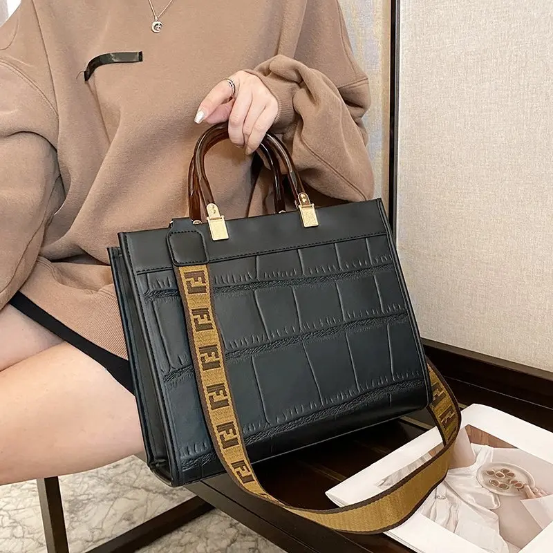 Large capacity commuter women's bag new net red fashion shoulder women's bag cross body trend Tote bag stone pattern retro bag