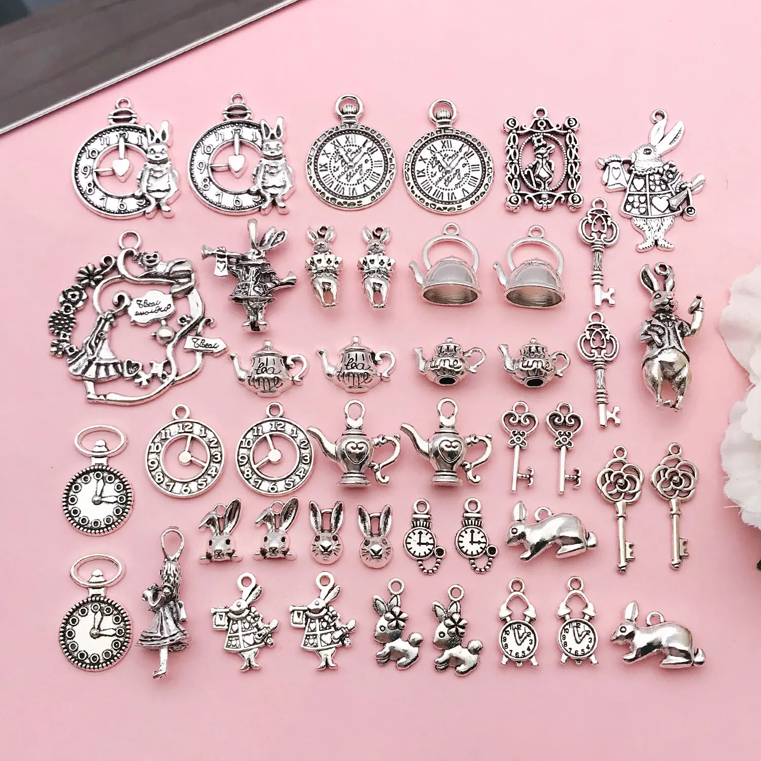 44 piezas de aleación plateada antigua, colgantes de Alice para hacer joyas, dijes DIY para pendientes, pulseras y collares