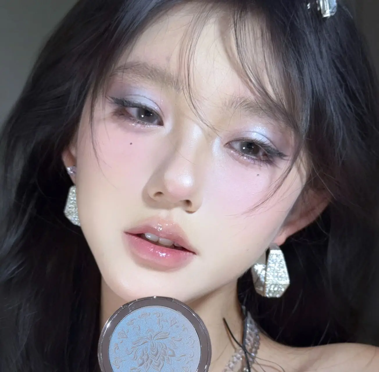 Lotus Pattern Embossed Highlighter Palette with Fine Pearlescent Shimmer, Polarized Three-Dimensional Brightening Effect, Dual-Use for Face and Eyes, Suitable for Students, Daily Use, Christmas Gift