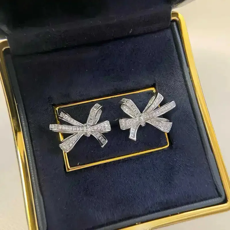 

Jingejia's new bow-shaped ladder square diamond simple stud earrings exude a touch of luxury SENLIN