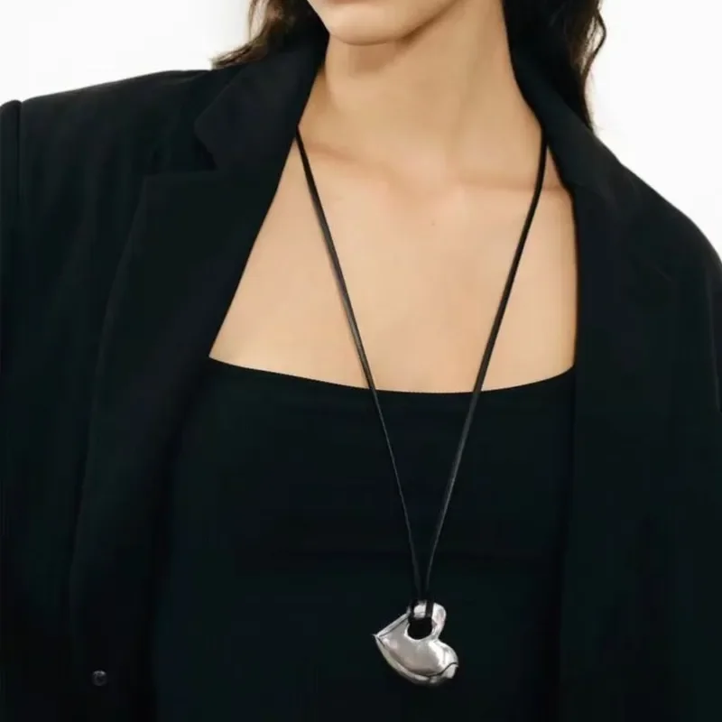24-Year-old new French black rope love pendant, high-end sense light luxury adjustable long hollow love pendant necklace