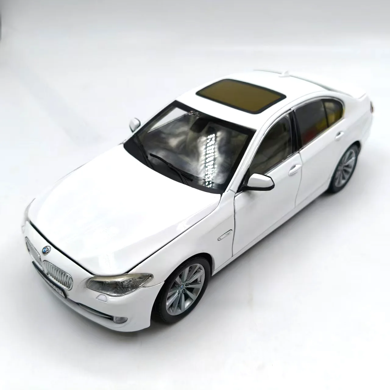 

1:18 535I Высокая имитация литья под давлением модель автомобиля из металлического сплава, игрушки для коллекции подарков