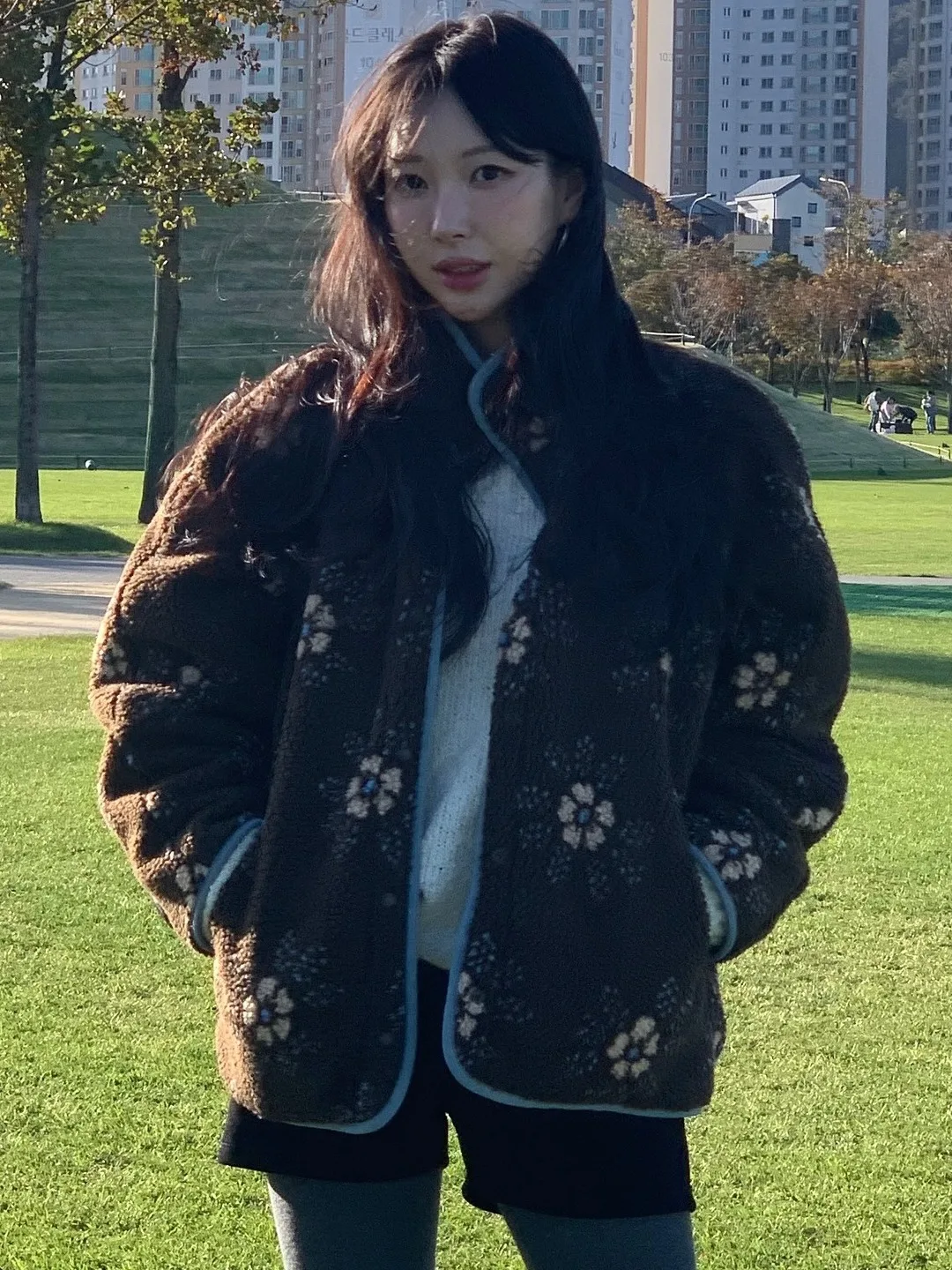 

Новое зимнее теплое хлопковое пальто с цветочной вышивкой ягненка, бархатное лоскутное хлопковое пальто, женское свободное хлопковое пальто с ленивым дизайном