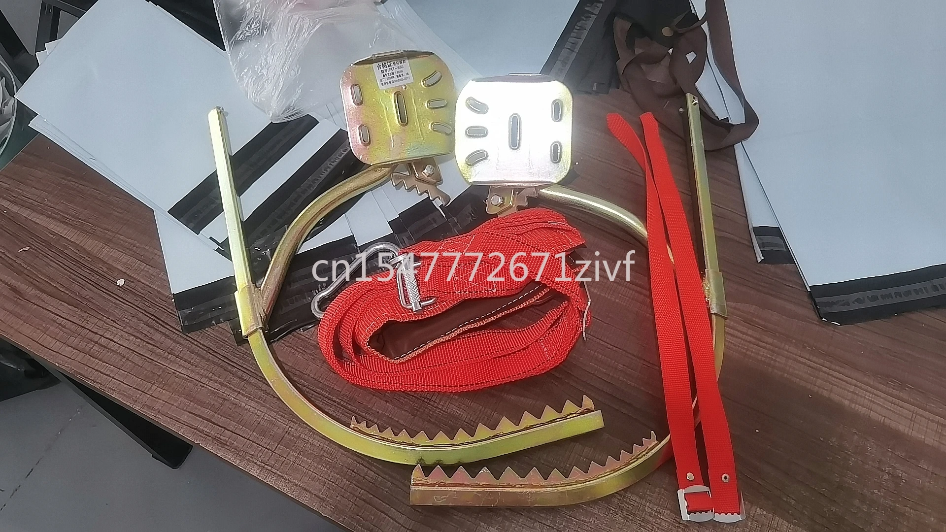 

Специальные инструменты для лазания на деревянных столбах для электриков