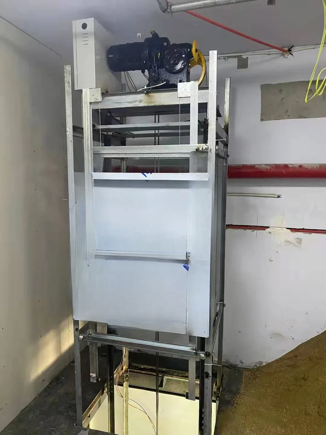 مصعد البضائع الصغيرة/مصعد البكم/مصعد المطعم