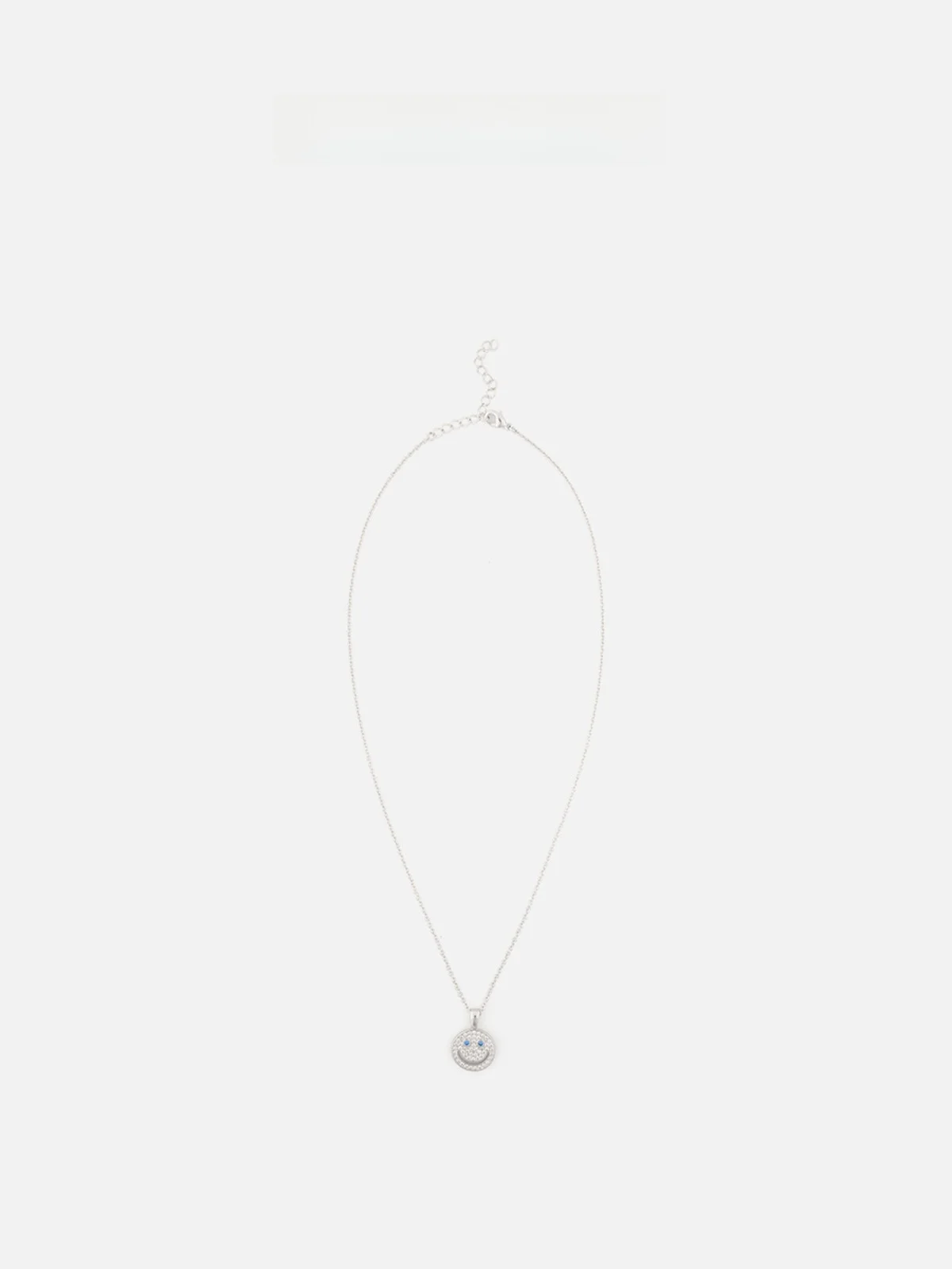 ciondolo-rotondo-con-faccina-sorridente-zone-simple-cf2a0511-gioielli-alla-moda-collana-dal-design-elegante-e-minimalista-per-donne