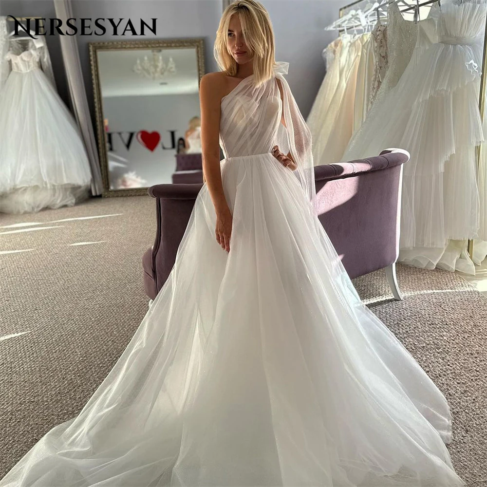 

Nersesyan Glitter One Shoulder Wedding Dresses Shiny A-Line Bow Sleeveless Bridal Gowns Sparkly Floor Length Bride Dress 2024