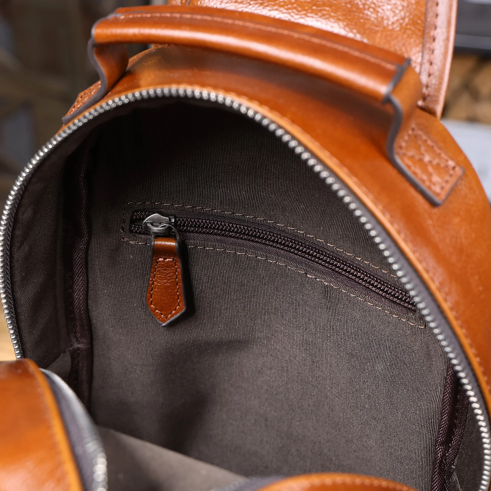 S.WORKER Herren-Umhängetasche aus hochwertigem, pflanzlich gegerbtem Leder, lässige Mode-Brusttasche – Detail 17