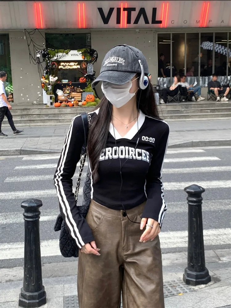 Camisetas recortadas con estampado de letras para Mujer, camisetas de algodón ajustadas y elegantes de manga larga con cuello en V, Tops a rayas laterales a la moda coreana para Mujer