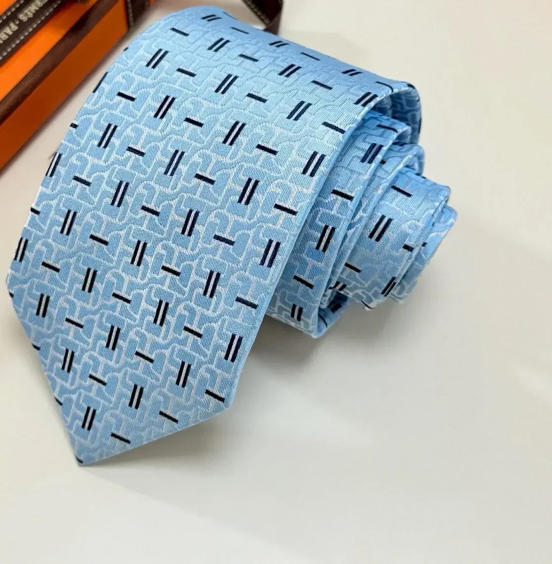 ربطة عنق رجالية فاخرة خفيفة ربطة عنق ملابس رسمية يجب أن تتطابق مع سلسلة H من الحرير التويل مصنوعة يدويًا هدية فاخرة مخصصة لصديقها