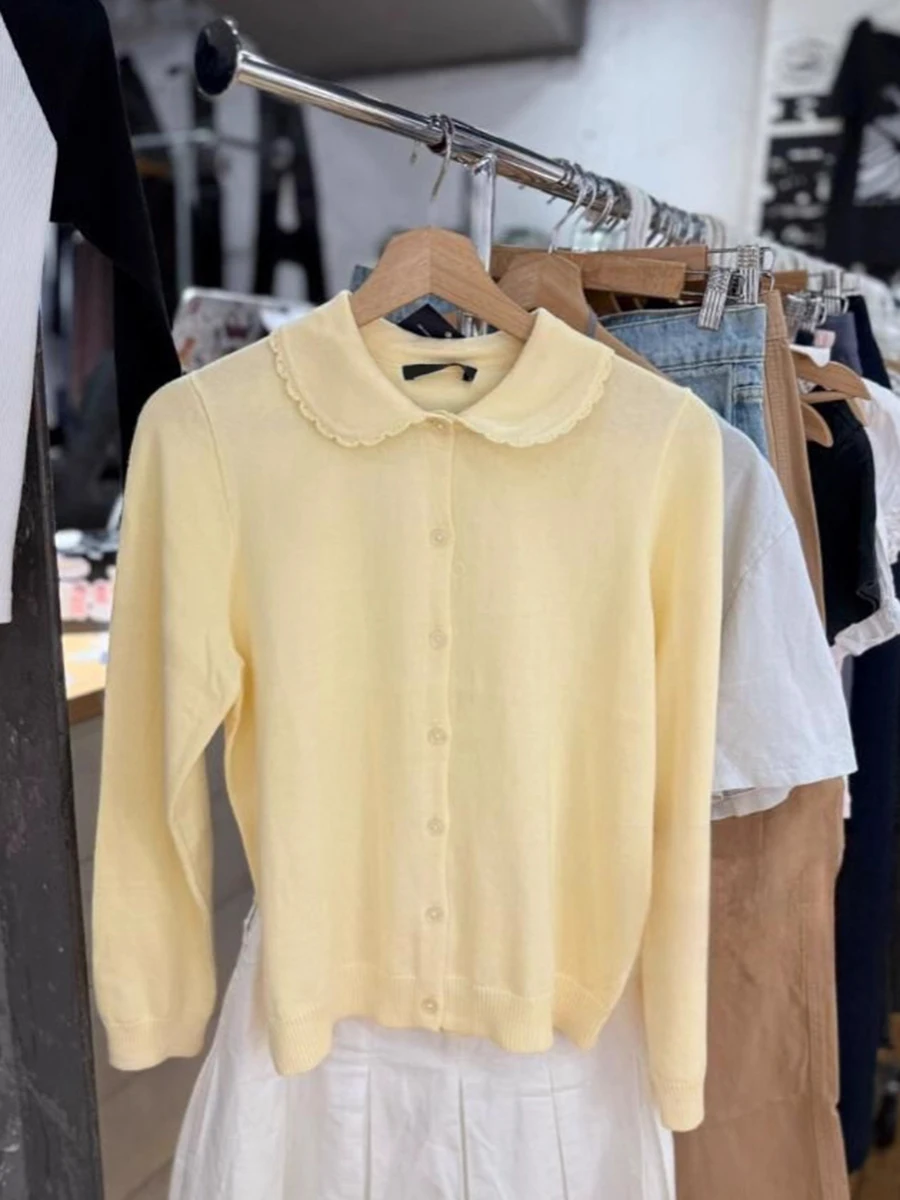 Buttergelber Cardigan-Pullover mit Spitzenbesatz für Damen, Peter-Pan-Kragen, Knopfleiste, langärmelig, Baumwolle, Preppy-Stil, süße Strickpullover