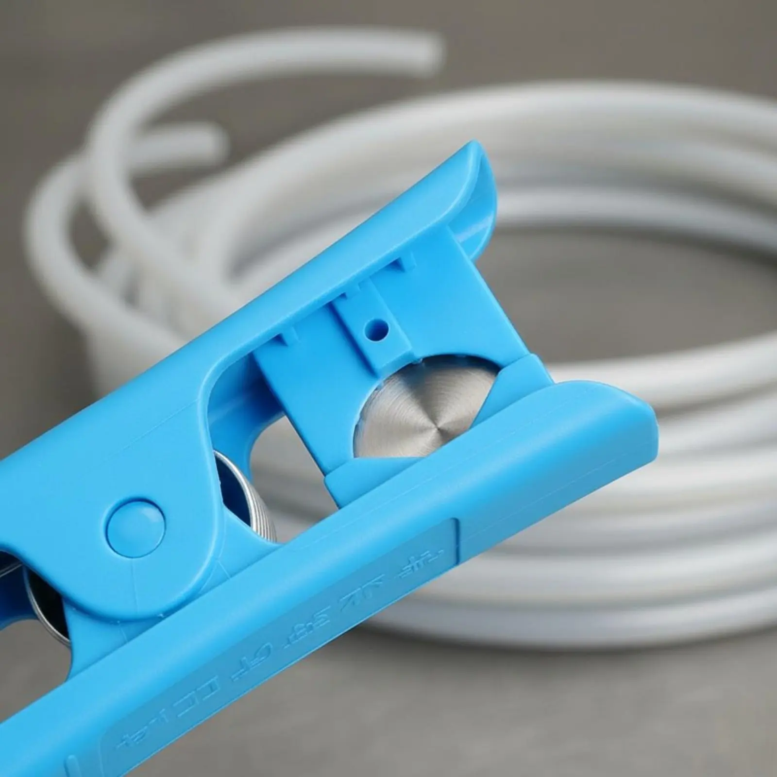 

PE Tube Cutter Spring-Loaded Action Water Purifier Tube Cutter Plumbing Tool Precise Cutting Stainless Steel Blade