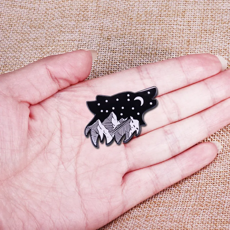 Wolf Enamel Pins Custom Tai Chi Moon Punk Animal Brooches Luxury Copper Lapel Badges Wild Jewelry Gifts