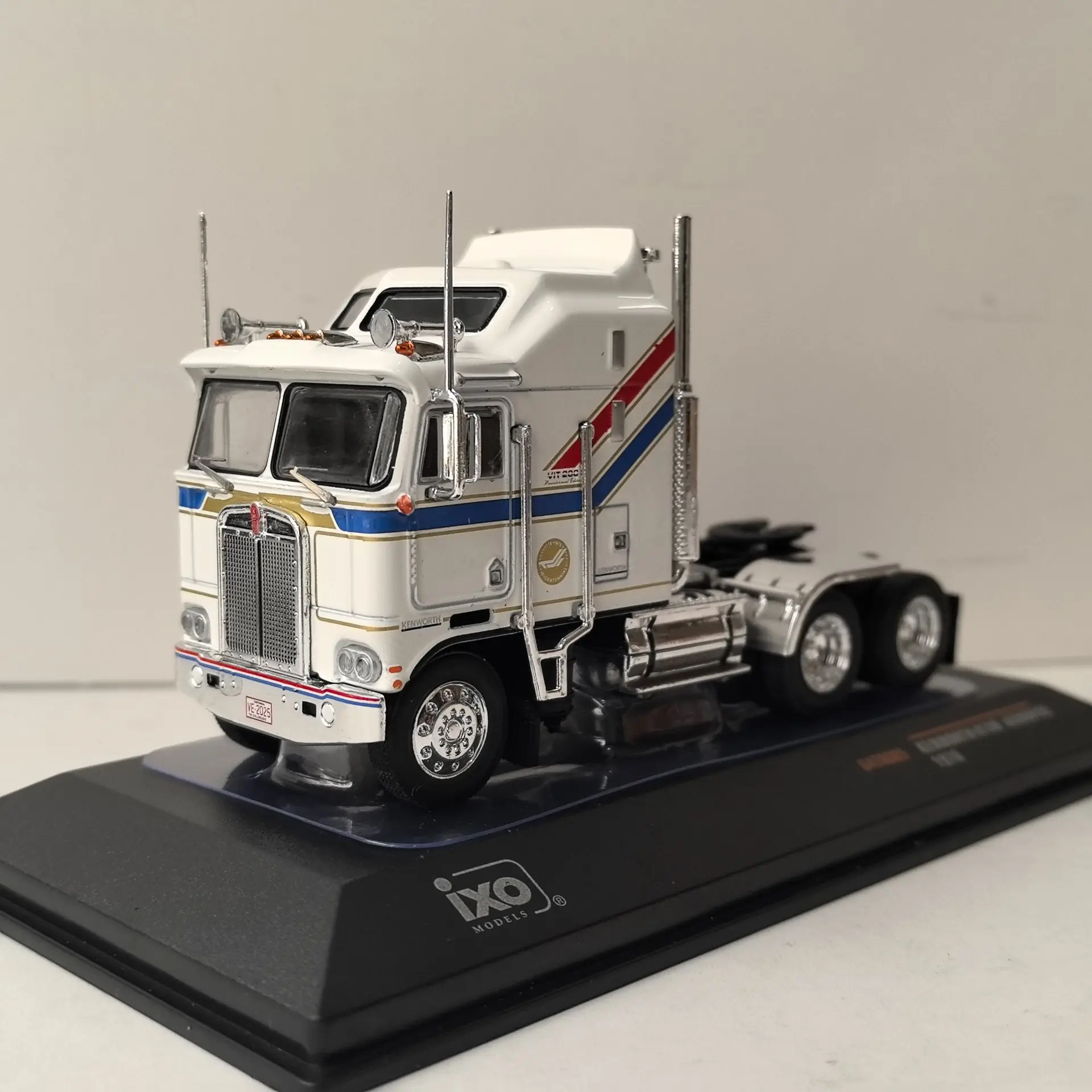 

Diecast IXO 1:64 Scale KENWORTH K100 Trailer Head Alloy Truck Model Collectible Toy Gift Souvenir Display Ornament