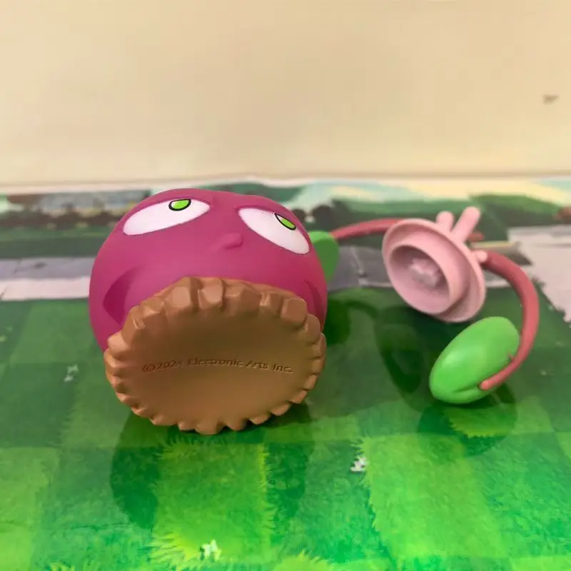 "نباتات جديدة ضد الزومبي" - هذه لعبة مطاطية ناعمة تتميز بشخصيات نباتية، ومشهد سحري، وهدية عيد ميلاد من البنجر الحلو.