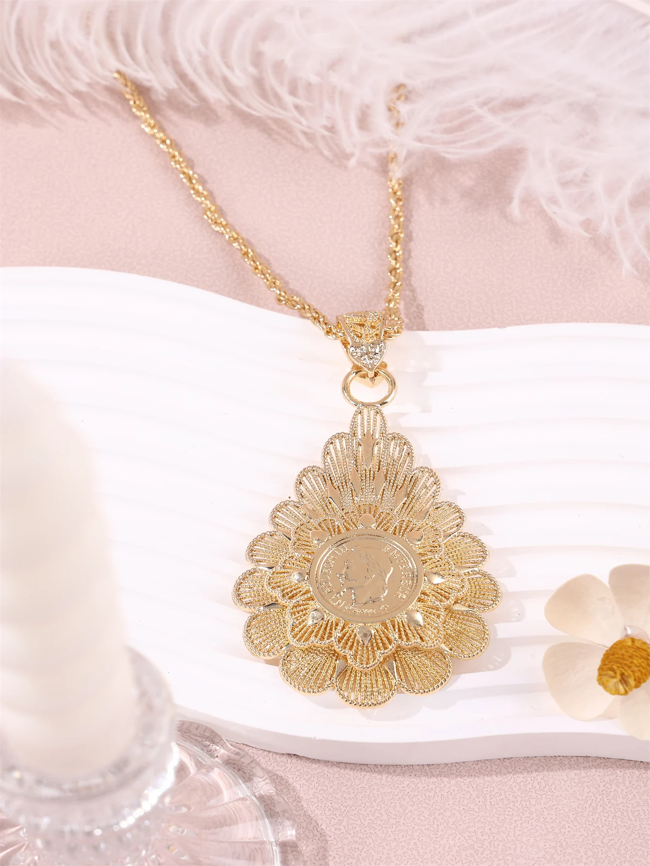 1 Piece of Vintage Court-Style Women's Necklace with Carved Floral Design and Napoleon Portrait, Suitable for Women's Holiday Banquets and Weddings