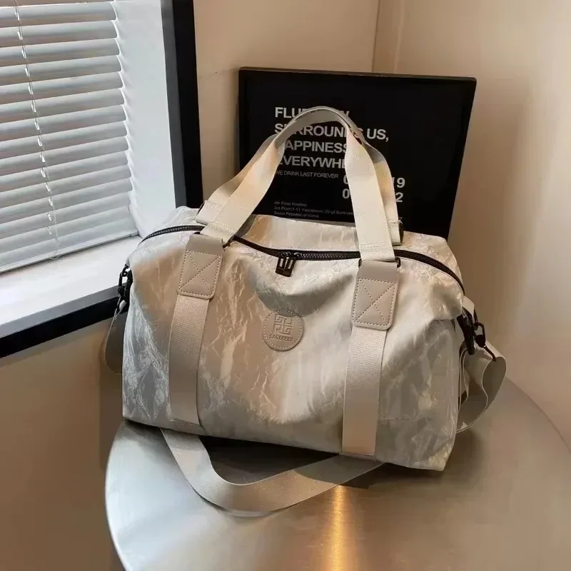 

Large Capacity Solid Color PU Zipper Travel Bag 2025 Hot Selling Versatile Casual Shoulder Bag Sweet Soft Trendy Travel Duffels