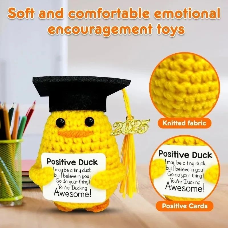 مجموعة هدايا كروشيه مصنوعة يدويًا على شكل بطة التخرج الإيجابية مع بطاقة تحفيزية مثالية لخريجي المدارس الثانوية المتوسطة