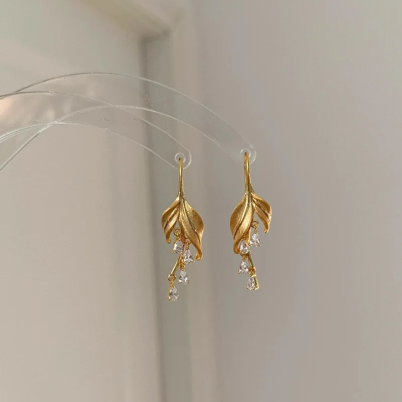 Classical and elegant brushed diamond inlay withered leaf earrings for women retro charms water droplet earring long jewelry