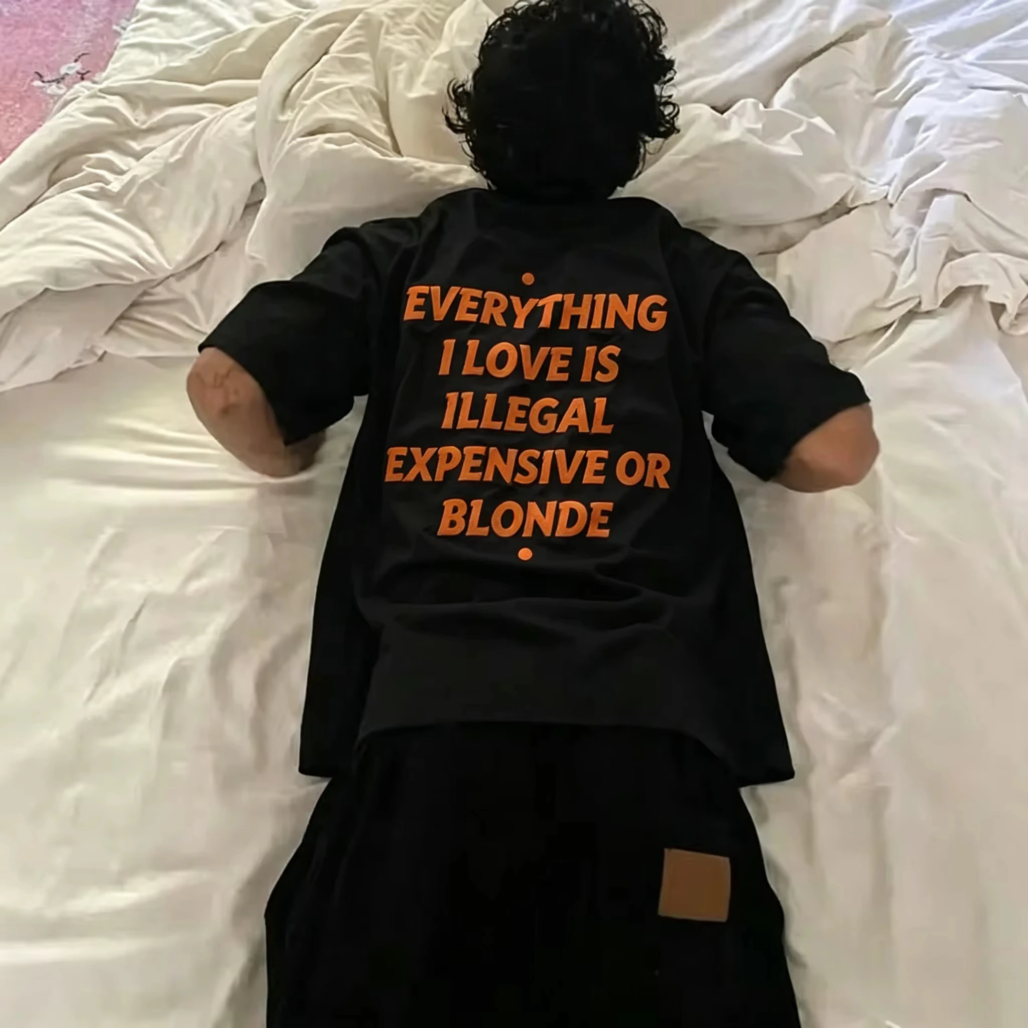 T-shirt imprimé alphabet amusant « EVERYTHING I LOVE IS ILLEGAL EXPENSIVE OR BLONDE », tendance, en coton, pour l'été, streetwear pour hommes et femmes
