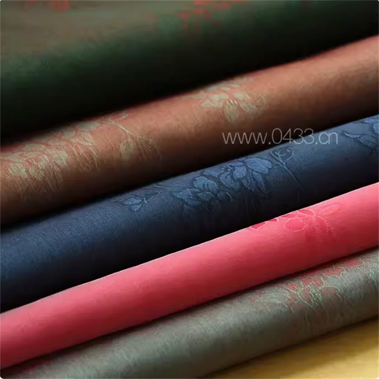 

Korean imported silk dual color 124 fabric with a width of 110cm and a half meter price