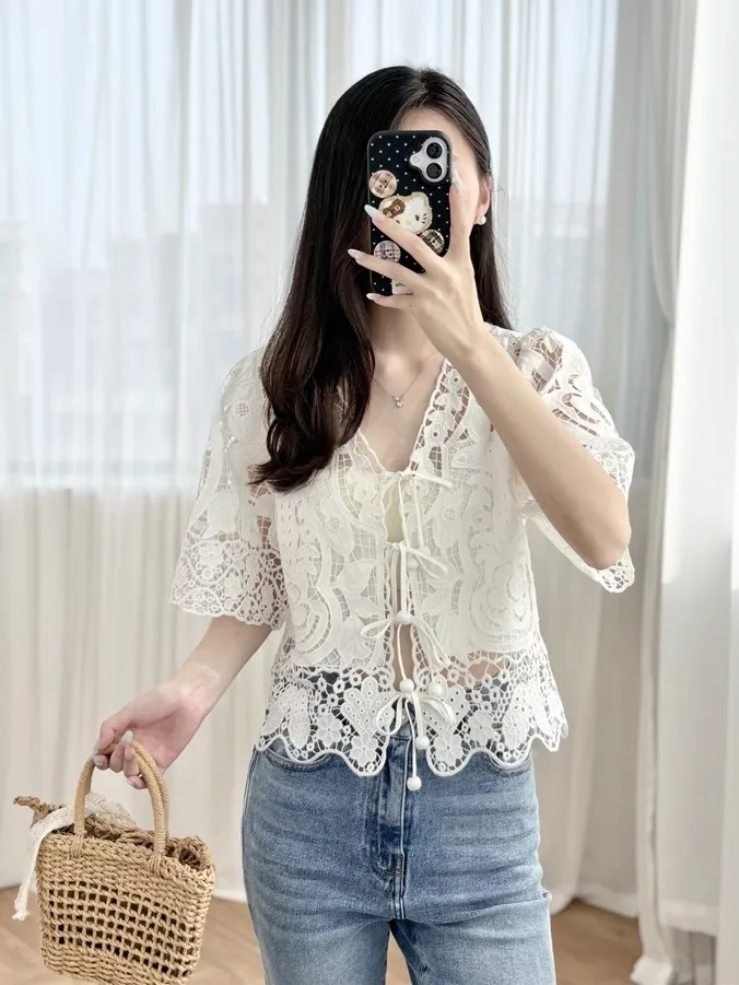 

A white French-style, niche, V-neck, cutout and embroidered short-sleeved, short lace shi