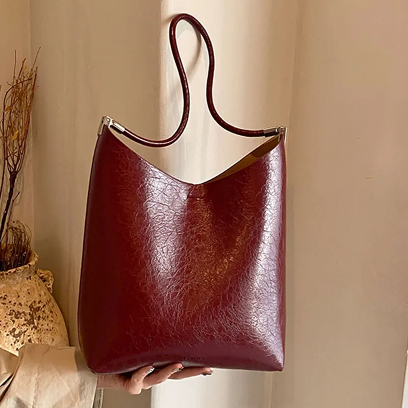 Leisure Large Capacity Shoulder Bags For Women 2024 New Retro Simple Female Bucket Bag Texture Versatile Commuting Travel Purse