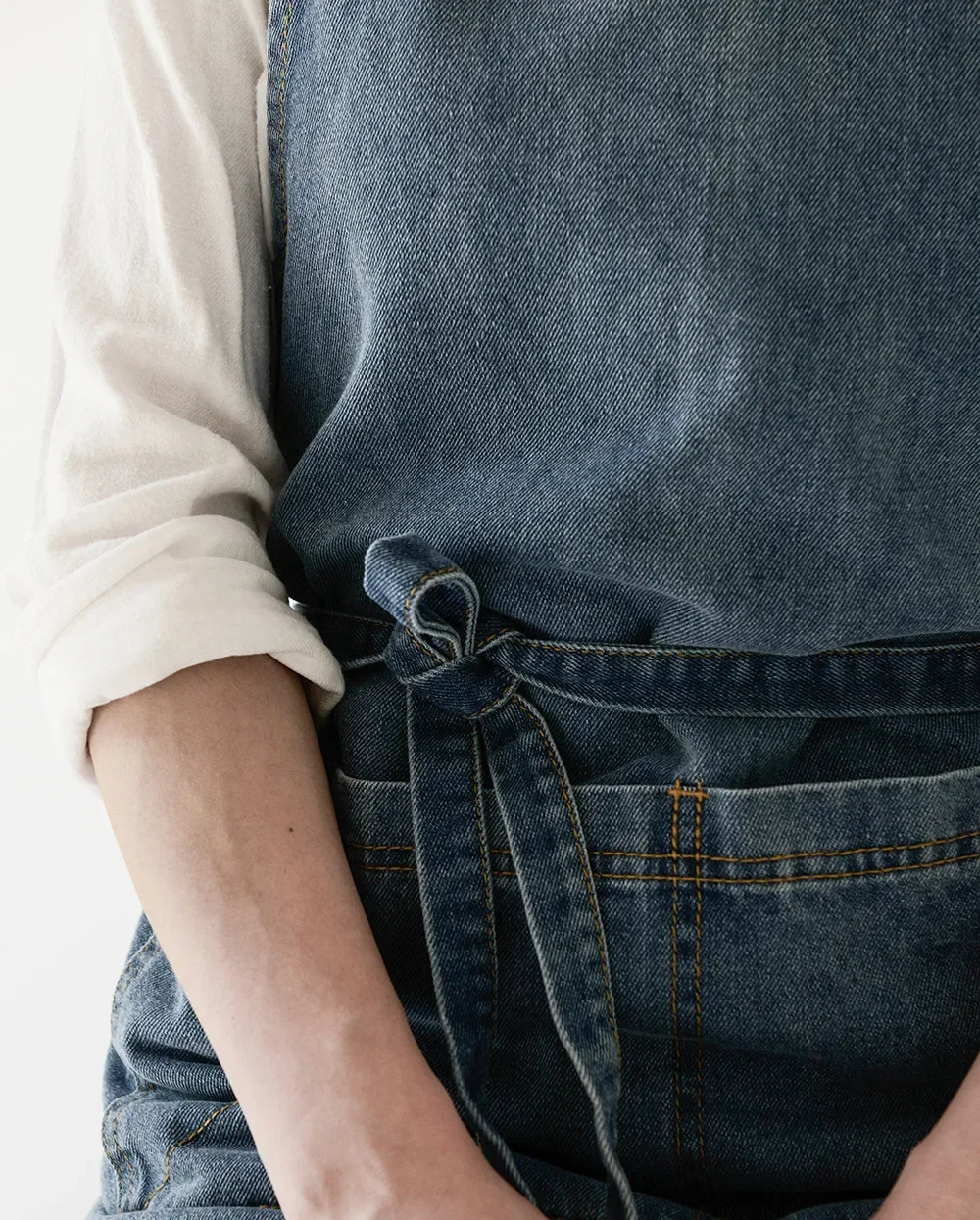 綿100% デニムエプロン 厚手キャンバス 防汚 家庭用 キッチン レストラン 韓国風エプロン 造花付き、フェイクフラワー